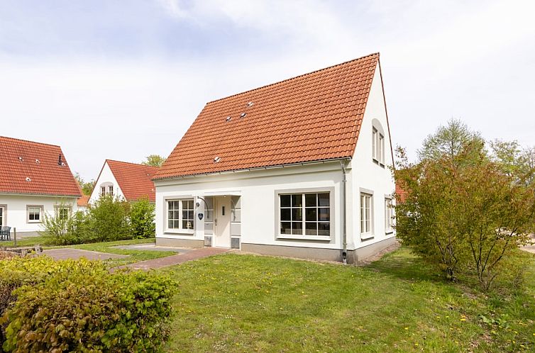 Charming BB8 Comfort Disabled bungalow in Bad Bentheim, Germany, with sunny garden and serene surroundings.