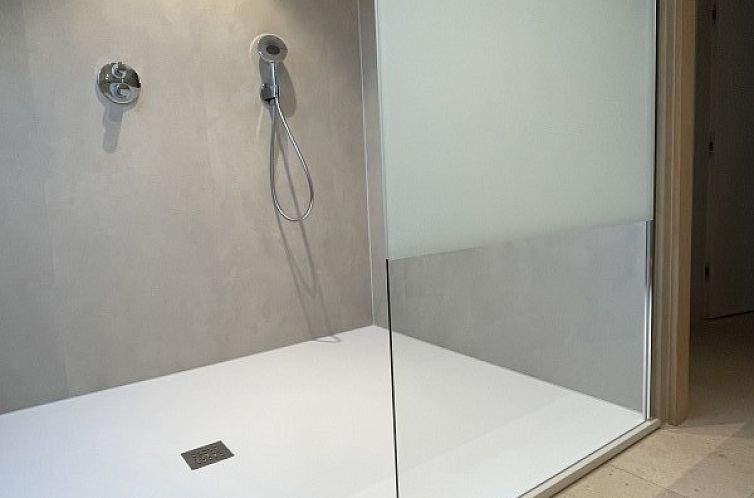 Modernes Badezimmer in Casa Jacaranda, Ferienhaus in Vleteren, Westflandern, mit grosser Dusche.