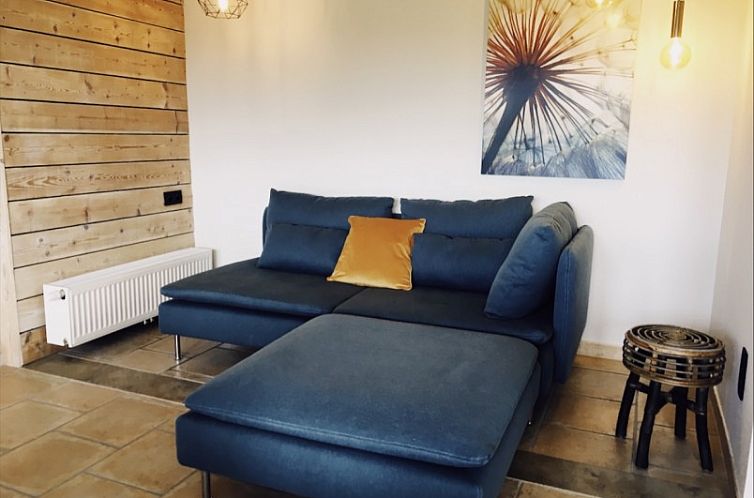 Stilvolles Wohnzimmer im Ferienhaus Hoeve Rietvelde, Oostduinkerke, belgische Kueste.