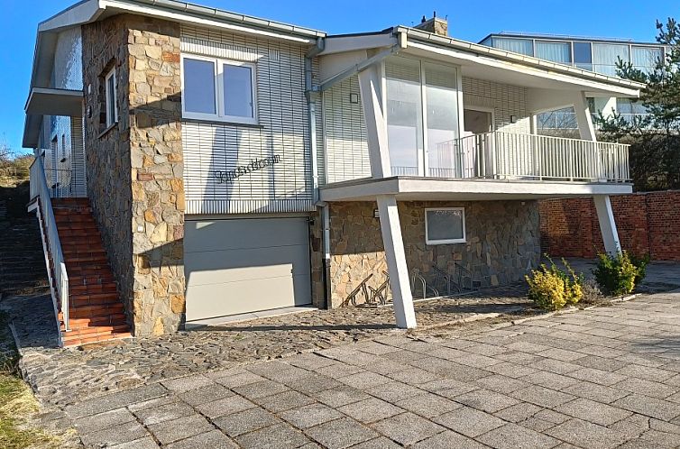 Papa's Droom vakantiehuis in Oostduinkerke met stenen gevel en ruime oprit in West-Vlaanderen, Belgie.