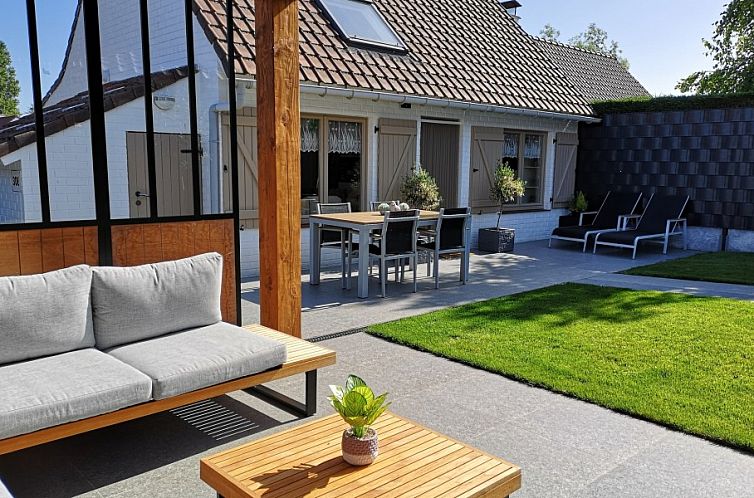 Enjoy the sunny veranda at Fisherman's House Caroline in Oostduinkerke, ideal vacation home in West Flanders, Belgium.