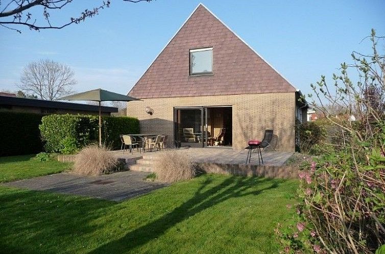 Villa Tijl Uilenspiegel in Oostduinkerke, vakantiehuis met ruim terras en groene tuin in West-Vlaanderen, Belgie.