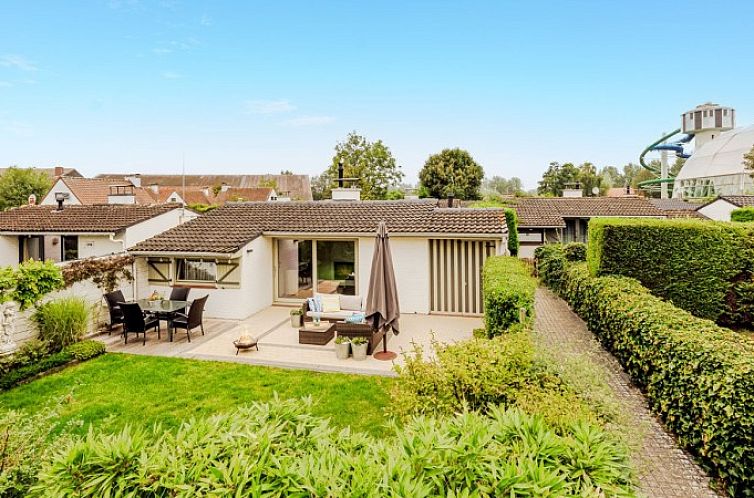 't Zonnehuys Sunparks Ferienhaus mit gruenem Garten in Oostduinkerke, Westflandern, ideal fuer Entspannung in der Natur.