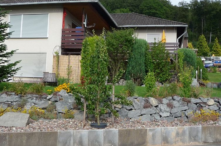 Vacation apartment Weserbergland-fewo Gabriel in Bodenwerder, Germany, surrounded by nature and a beautifully landscaped garden.