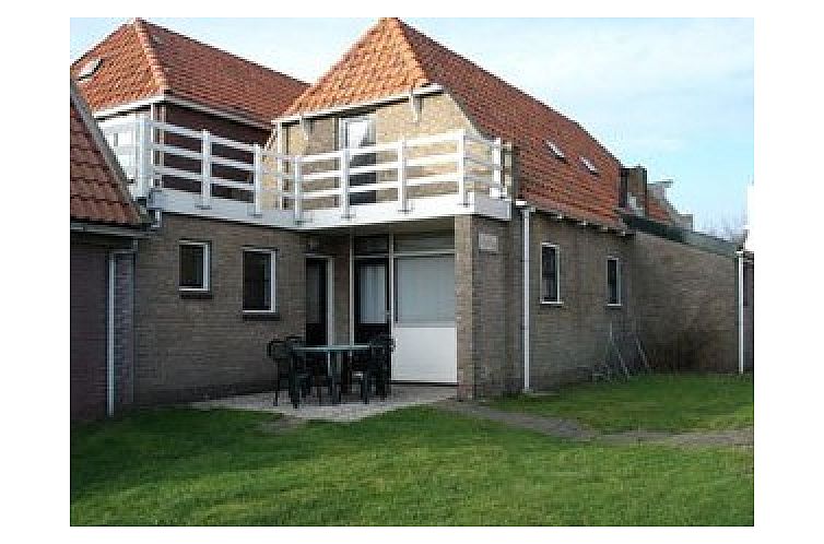 Exterieur van appartement Vallei in Oost-Vlieland, Waddeneilanden, met ruim terras en traditionele architectuur.