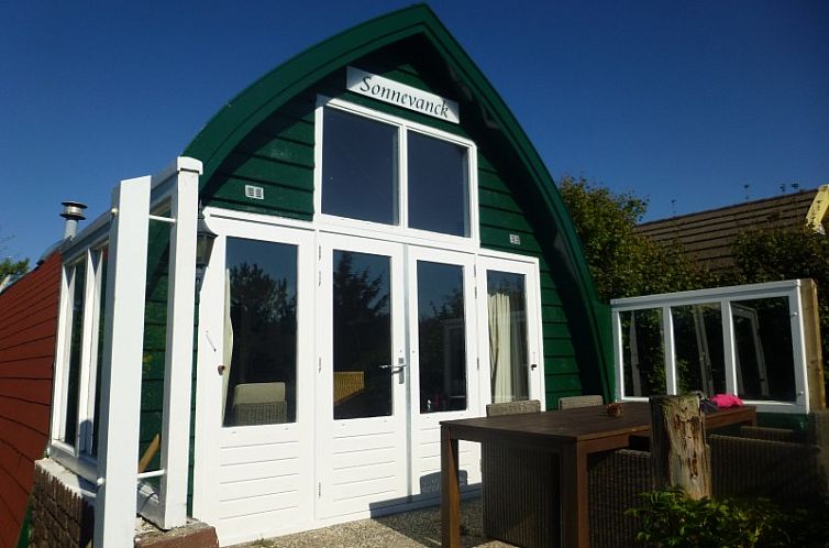 Vakantiehuis Sonnevanck in Vlieland met charmante houten gevel en zonnig terras.