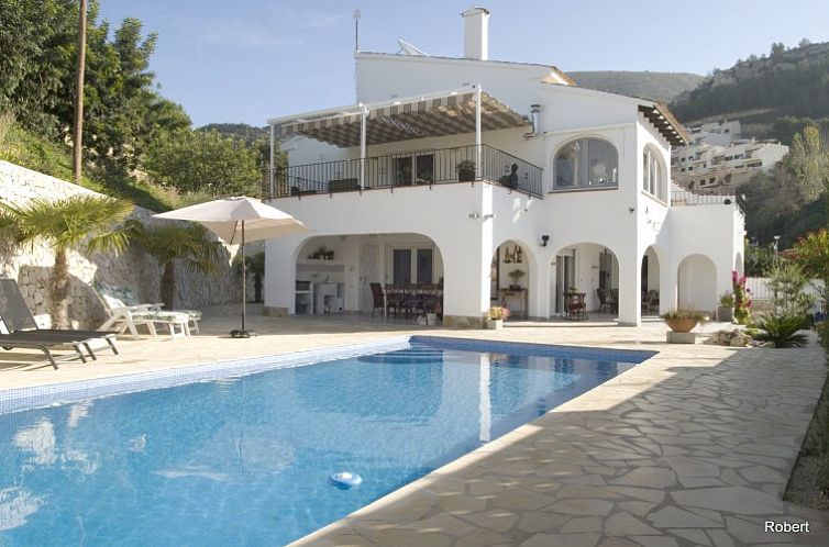 Villa Emma in Benitatxell, een luxe vakantiehuis met zwembad en terras, gelegen nabij Moraira in het schilderachtige Oost-Vlaanderen, Belgie.