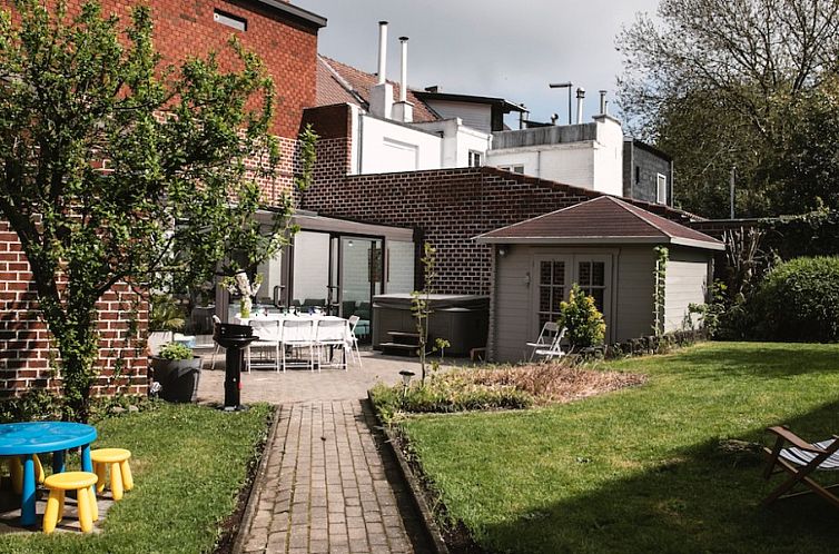 Vakantiewoning De Muur in Vlaamse Ardennen, Oost-Vlaanderen met groene tuin en terras voor ontspanning.