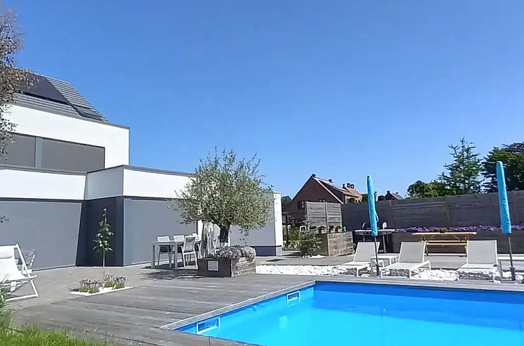 Geniessen Sie den Pool und die Terrasse der luxurioesen Villa mit 6 Schlafzimmern und 6 Badezimmern in Geraardsbergen, Ostflandern - ideal fuer einen erholsamen Urlaub.