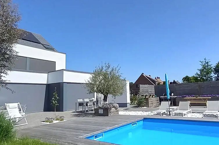 Luxusvilla mit Pool in Geraardsbergen, Ostflandern. Geniessen Sie eine moderne Ferienunterkunft mit grosszuegiger Terrasse und ruhiger Umgebung.