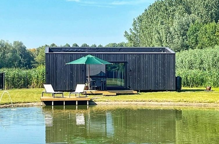 Huisje in Moerzeke, Oost-Vlaanderen, vakantiehuis met terras aan de vijver omringd door natuur.
