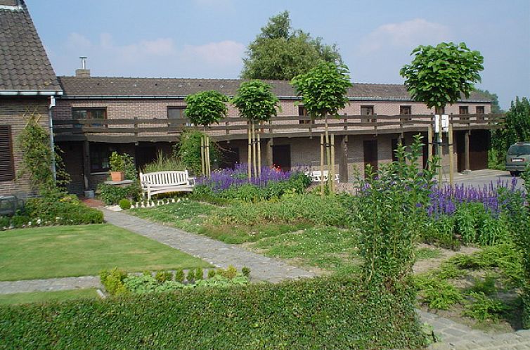 Geniet van de prachtige tuin bij Bed and Breakfast Martine Haerens in de Leiestreek, Oost-Vlaanderen, Belgie.