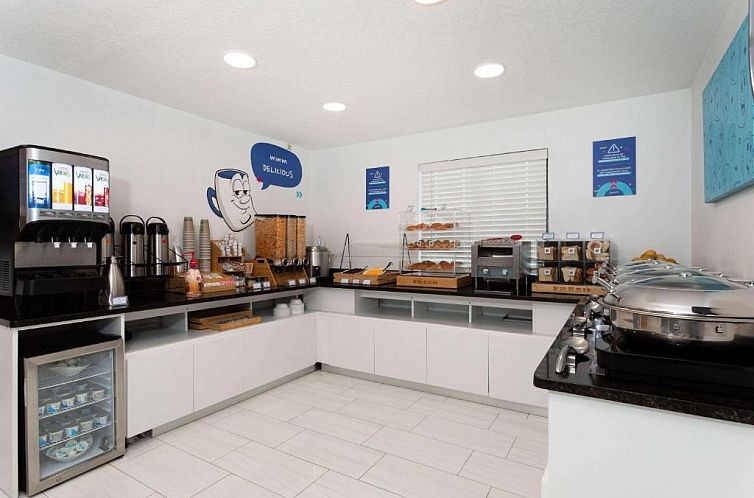 Magic Castle Inn & Suites Motel