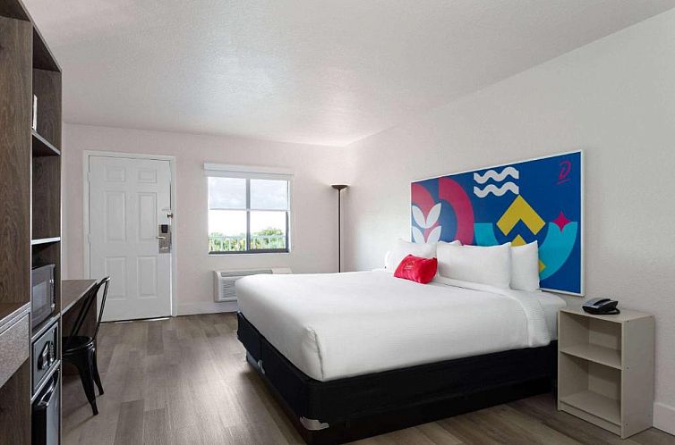 Magic Castle Inn & Suites Motel