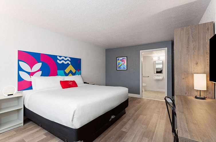 Magic Castle Inn & Suites Motel