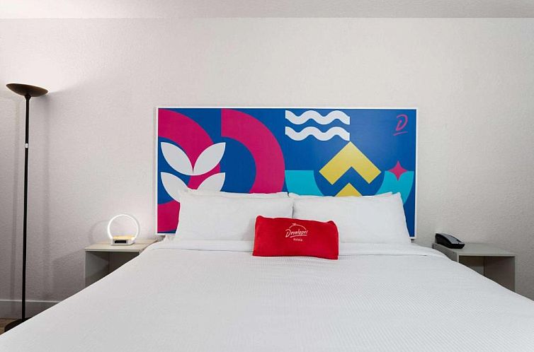 Magic Castle Inn & Suites Motel