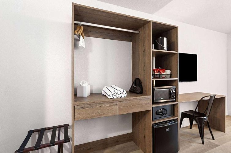 Magic Castle Inn & Suites Motel