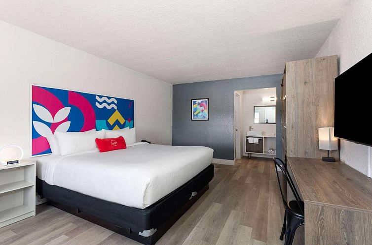 Magic Castle Inn & Suites Motel