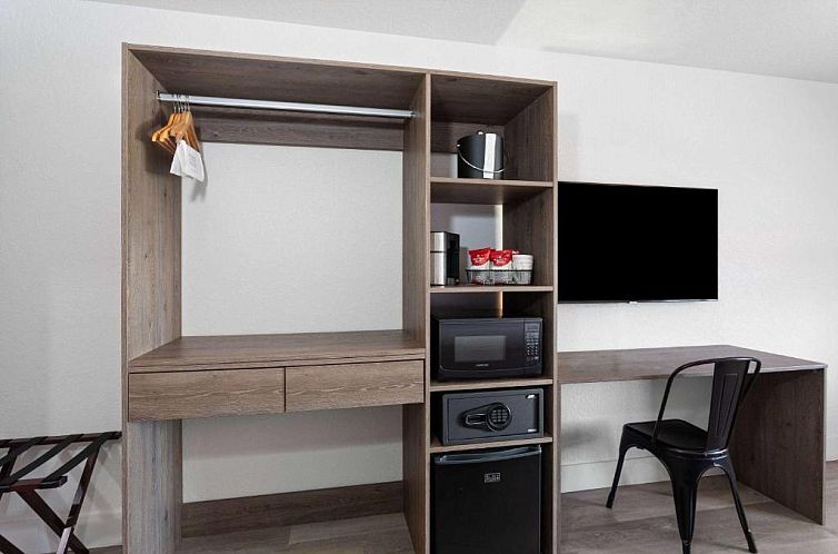 Magic Castle Inn & Suites Motel