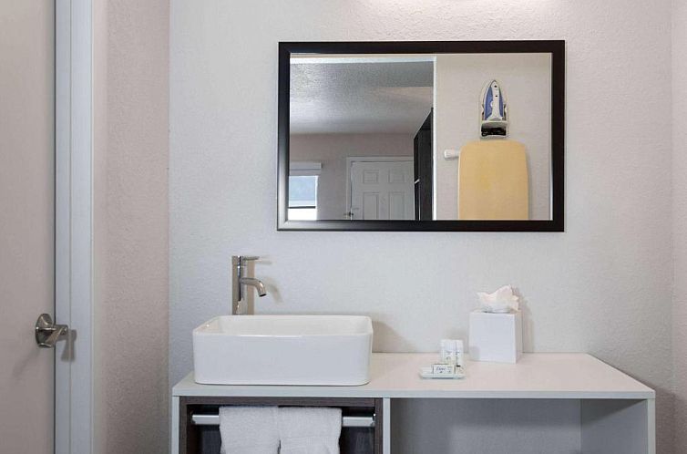 Magic Castle Inn & Suites Motel