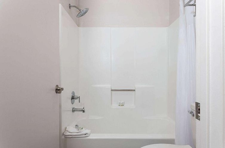 Magic Castle Inn & Suites Motel