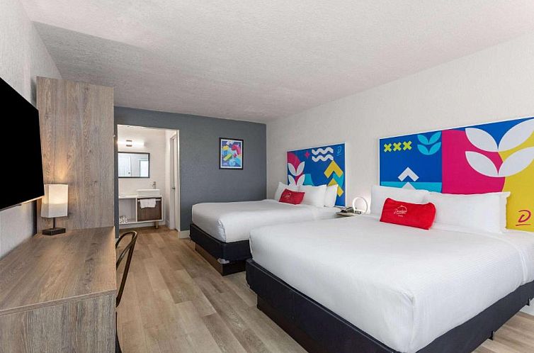 Magic Castle Inn & Suites Motel