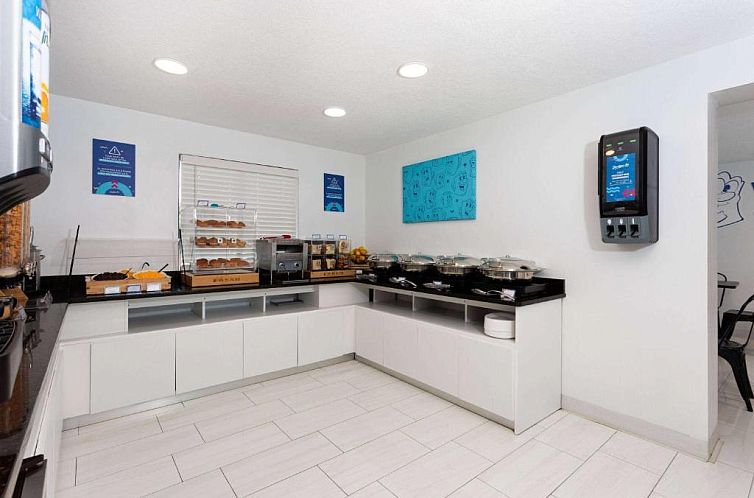 Magic Castle Inn & Suites Motel