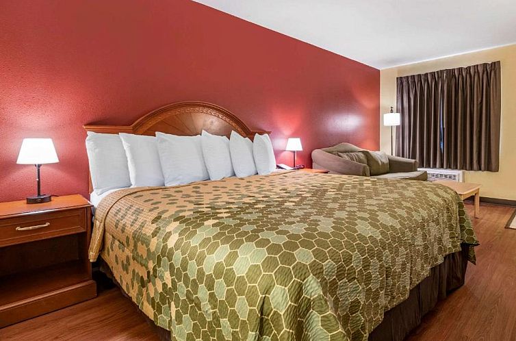 Econo Lodge Inn & Suites Maingate Central