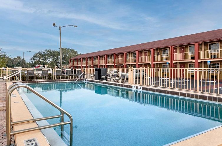 Econo Lodge Inn & Suites Maingate Central
