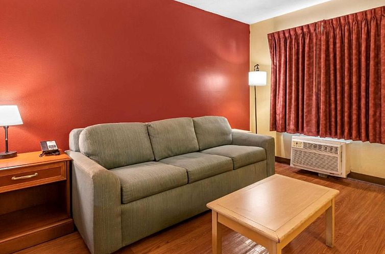 Econo Lodge Inn & Suites Maingate Central
