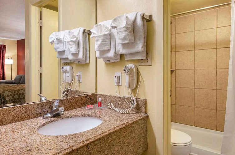 Econo Lodge Inn & Suites Maingate Central