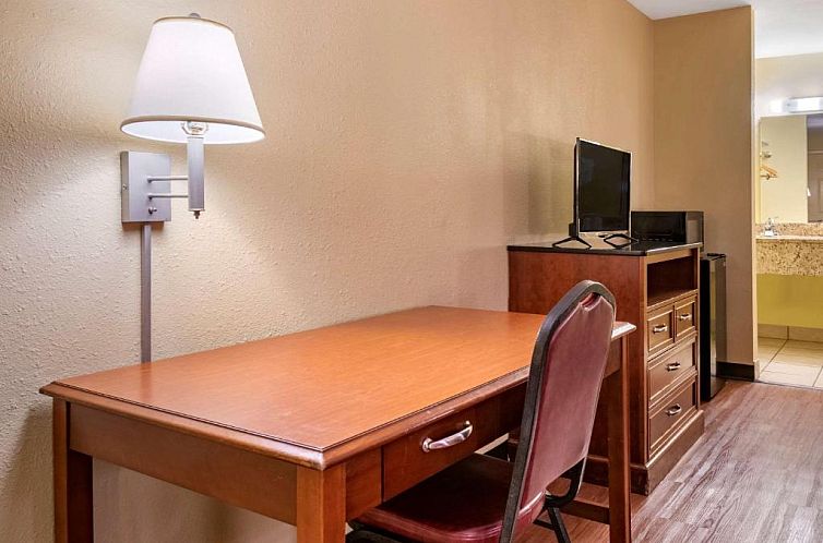 Econo Lodge Inn & Suites Maingate Central