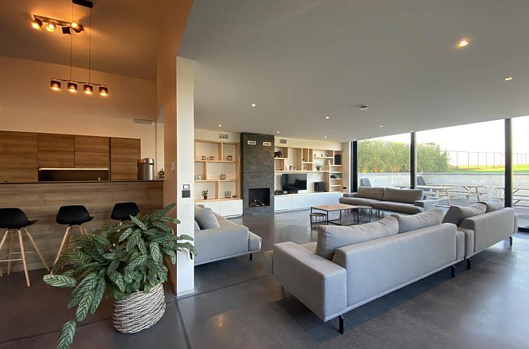 Stilvolles Wohnzimmer in der Villa Mareon, einem Ferienhaus in Maarkedal, Ostflandern, mit moderner Einrichtung und grosszuegiger Sitzecke.