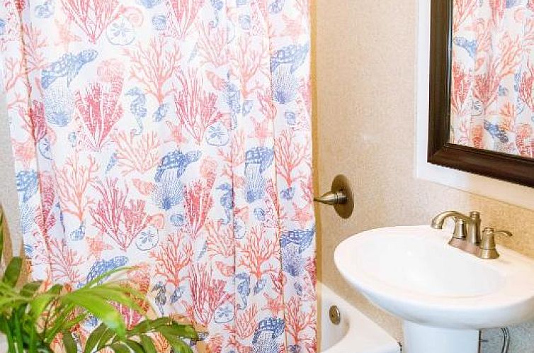 Polynesian Hostel Beach Club