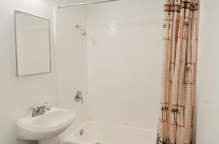 Polynesian Hostel Beach Club