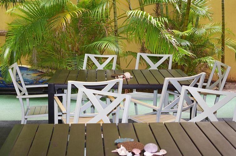 Polynesian Hostel Beach Club