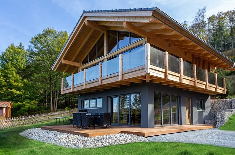 Geniet van de serene natuur rondom Huisje in Thale - Altenbrak, een chalet in Altenbrak, Harz, Duitsland met een uitnodigend balkon.