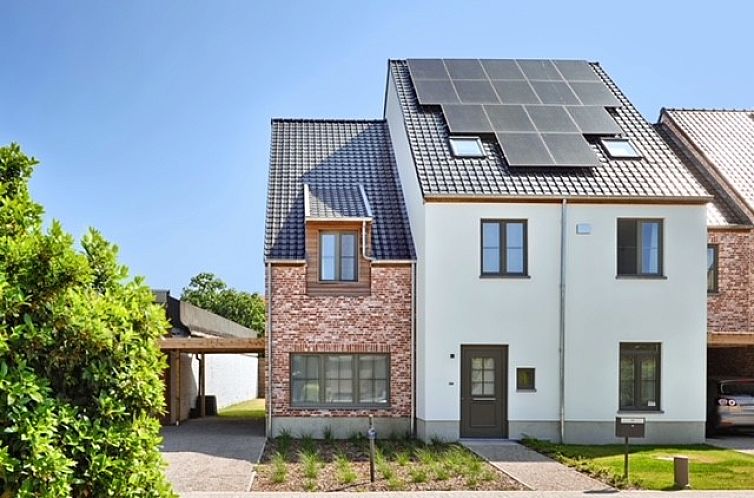 Bee-at-Home-Ferienhaus in Deinze, Ostflandern, mit moderner Fassade und Sonnenkollektoren.