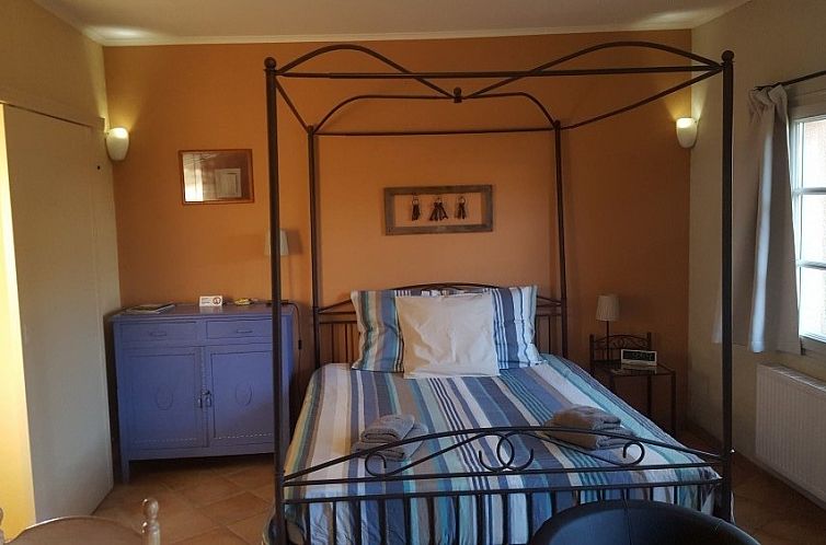 Sfeervolle slaapkamer met hemelbed in La Cle du Sud - Roussillon, vakantiehuis in Bottelare, Oost-Vlaanderen, Belgie.
