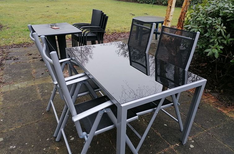 Appartement Ganze Wohnung in Jade mit Garten