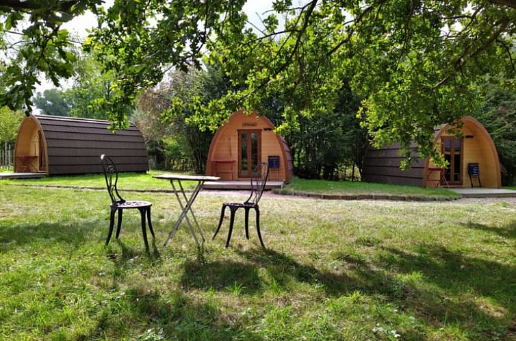 Vakantiehuisje in Brakel, Oost-Vlaanderen, Belgie met charmante houten lodges in een groene omgeving.