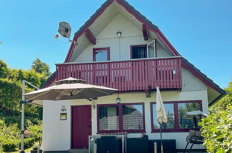 Geniessen Sie die Ruhe im Ferienhaus in Kirchheim, einem gemuetlichen Ferienhaus mit Balkon im gruenen Hessen, Deutschland.