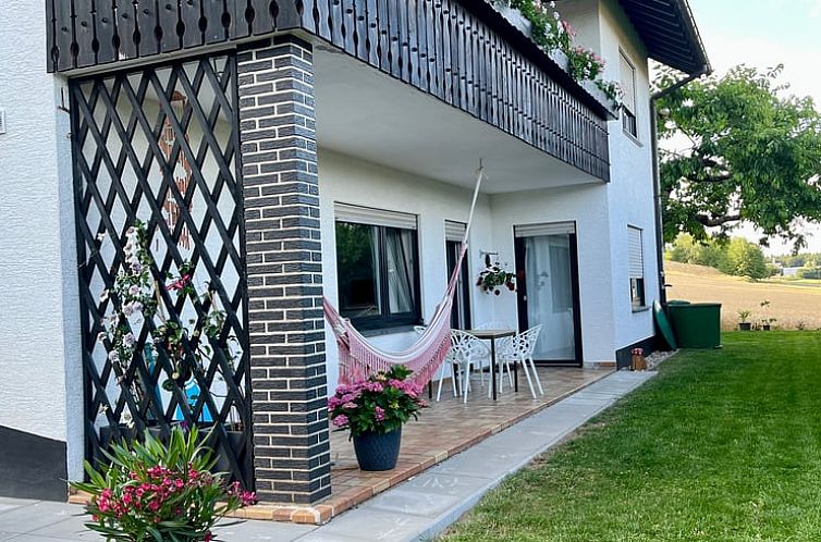 Geniessen Sie die Ruhe und den Frieden auf der Terrasse des Ferienhauses Cottage in Grasellenbach im gruenen Hessen, Deutschland.