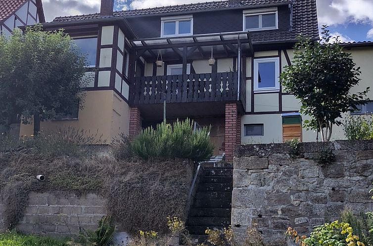 Ferienunterkunft HE005 in Bad Arolsen, Deutschland, mit authentischem Fachwerk und einem attraktiven Balkon.