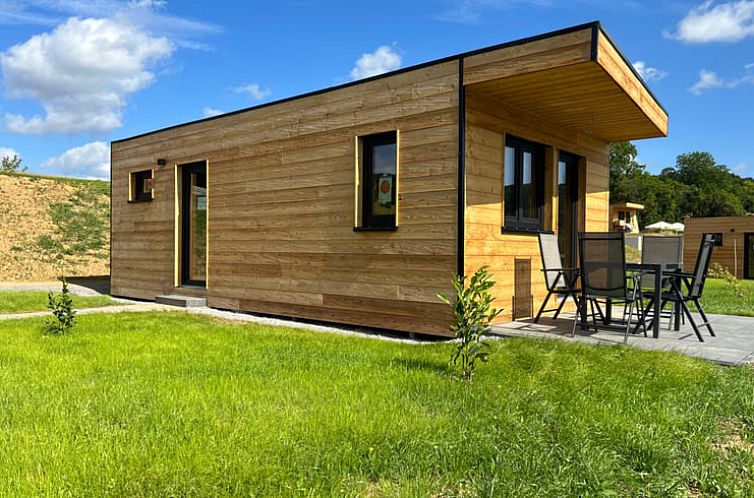 Edertal vakantiehuisje in Hessen: Stijlvolle houten accommodatie met terras en groene omgeving.