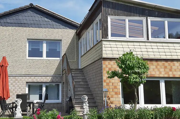Verbringen Sie Ihren Urlaub im Ferienhaus mit Seeblick in Driedorf, Hessen. Geniessen Sie die Ruhe im gruenen Garten dieses Ferienhauses.