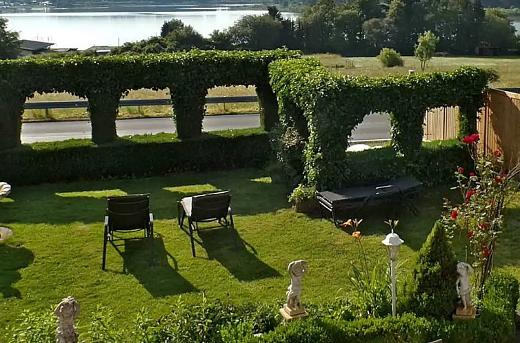 Vakantiehuis met uitzicht op het meer, sauna, biljart