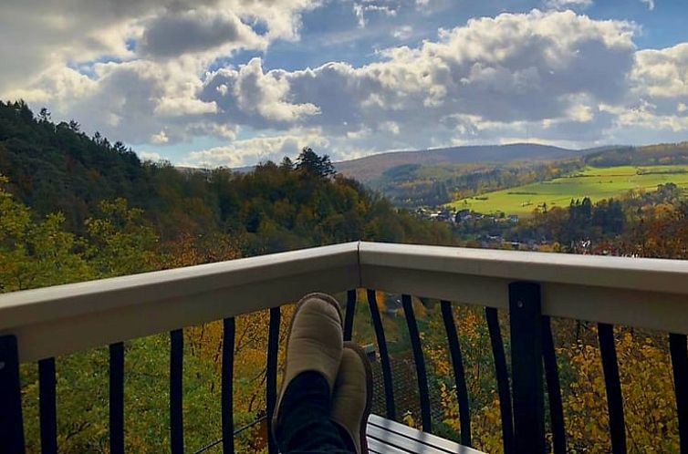 Entspannen Sie sich auf der Terrasse von Holiday Home in Hatzfeld, einem Chalet in Hatzfeld, Hessen, mit Panoramablick auf die Natur.