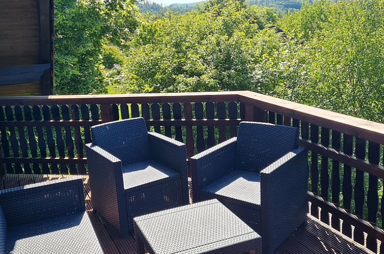 Entspannen Sie sich auf der Veranda des Ferienhauses in Frankenau, einer Ferienunterkunft im schoenen Hessen, Deutschland.