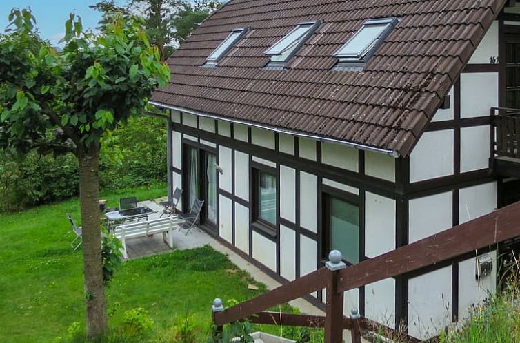 Ferienhaus Cottage in Frankenau in Hessen, Deutschland, umgeben von Natur, mit einer einladenden Terrasse zum Entspannen.
